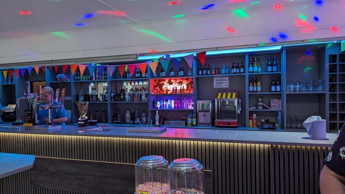 Bar & Entertainment