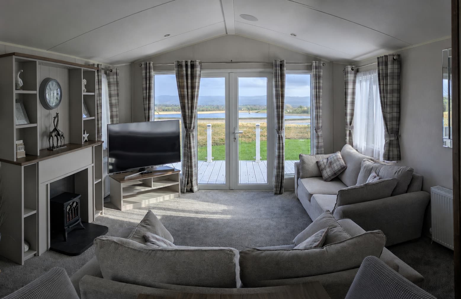 Lake View lounge with reservoir view